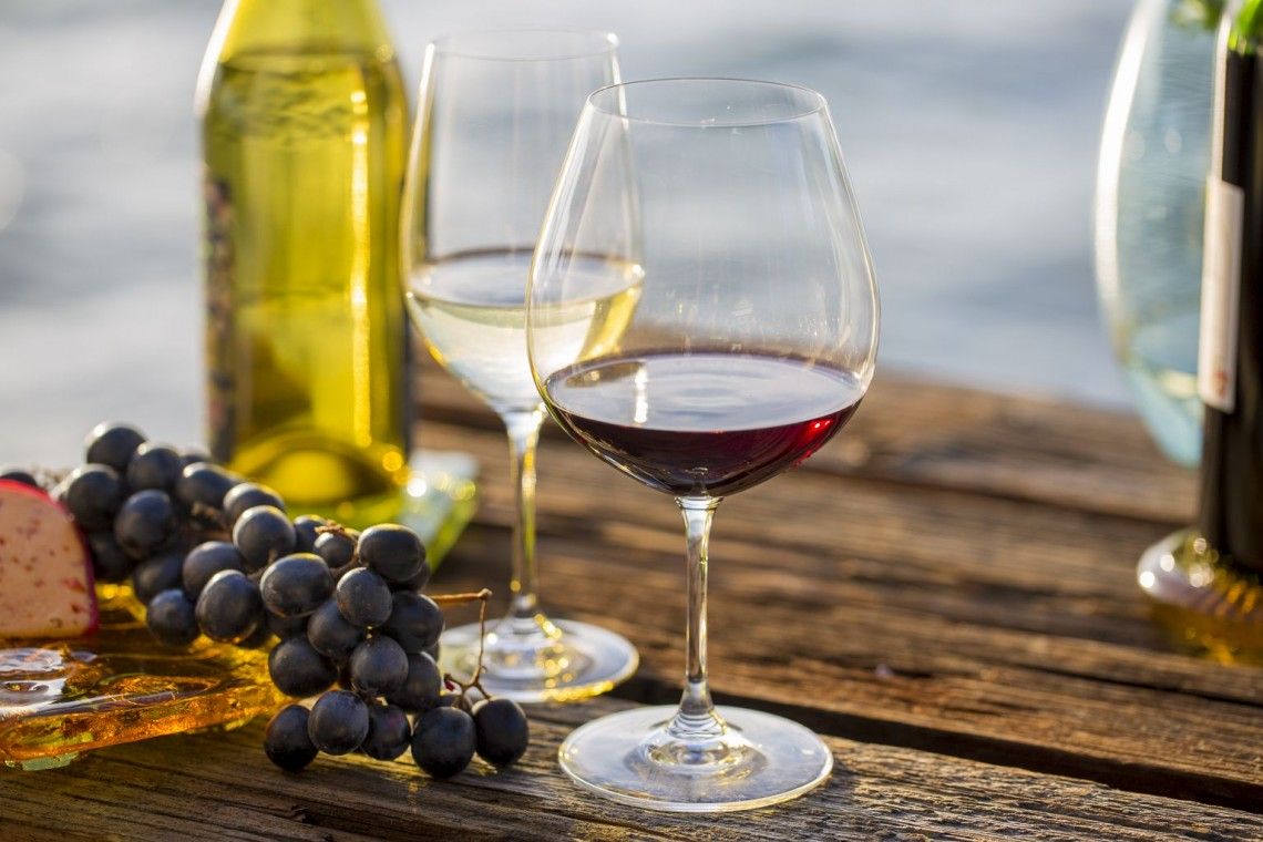 Read more about the article Wino to nie tylko aromat i smak, czyli Sławek Chrzczonowicz o winach wakacyjnych